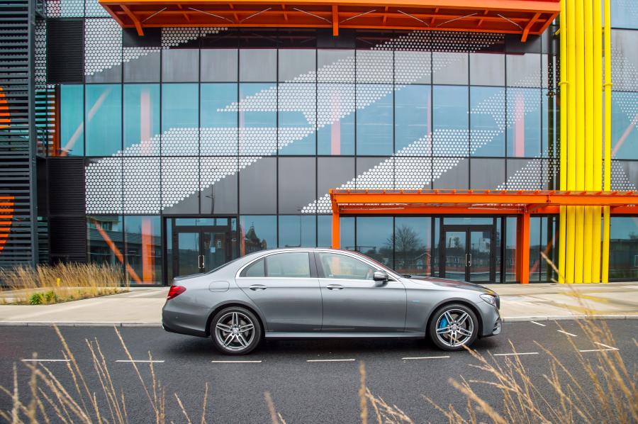  Mercedes-Benz E350 e AMG Line 2017 года  (UK) (фото 25 из 28)